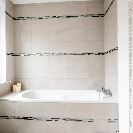 Family In Lille, Garden And Parking - 6/8p *